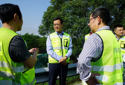 集團(tuán)公司總經(jīng)理馮文生赴公司交綠分公司承建繞城高速病害整治工程現(xiàn)場(chǎng)調(diào)研指導(dǎo)工作