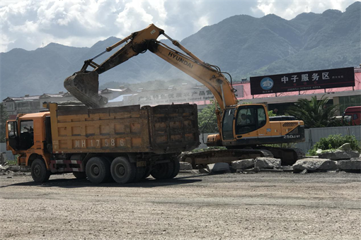 廣陜高速公路中子服務(wù)區(qū)場壩路面病害處治工程正式進(jìn)場施工