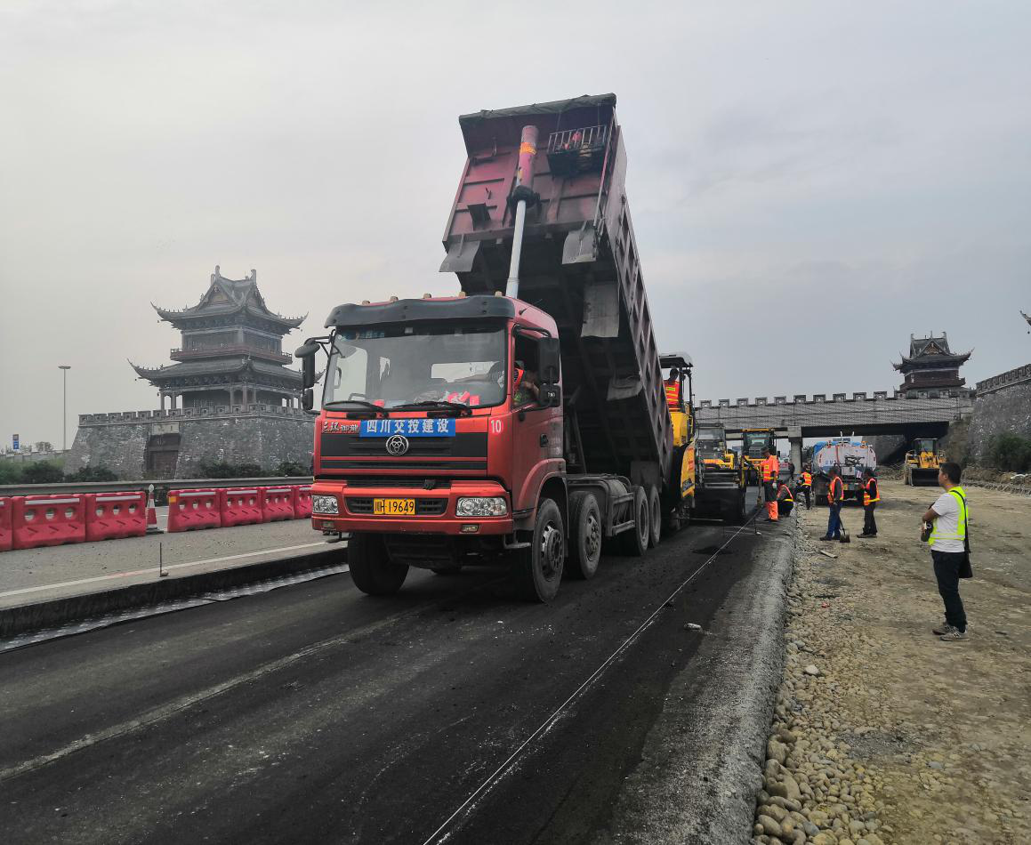 公司眉山互通瀝青路面下面層試驗(yàn)段順利完成鋪筑