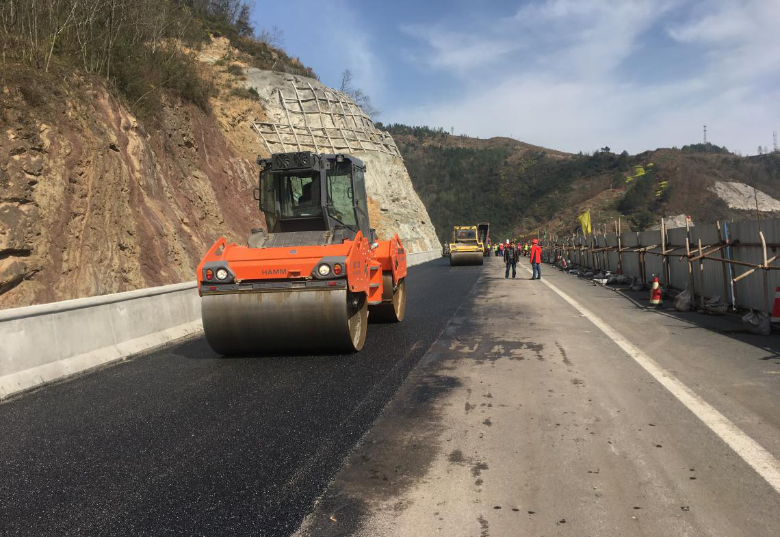 達陜高速公路百里峽SMA-13路面試驗段鋪筑完成