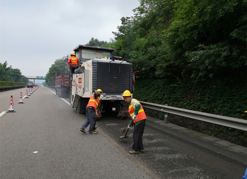 G76廈蓉高速（隆納段）主線路面處治工程順利開工