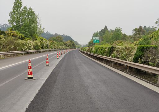 南廣鄰路路面病害整治工程微表處試驗(yàn)段順利鋪筑