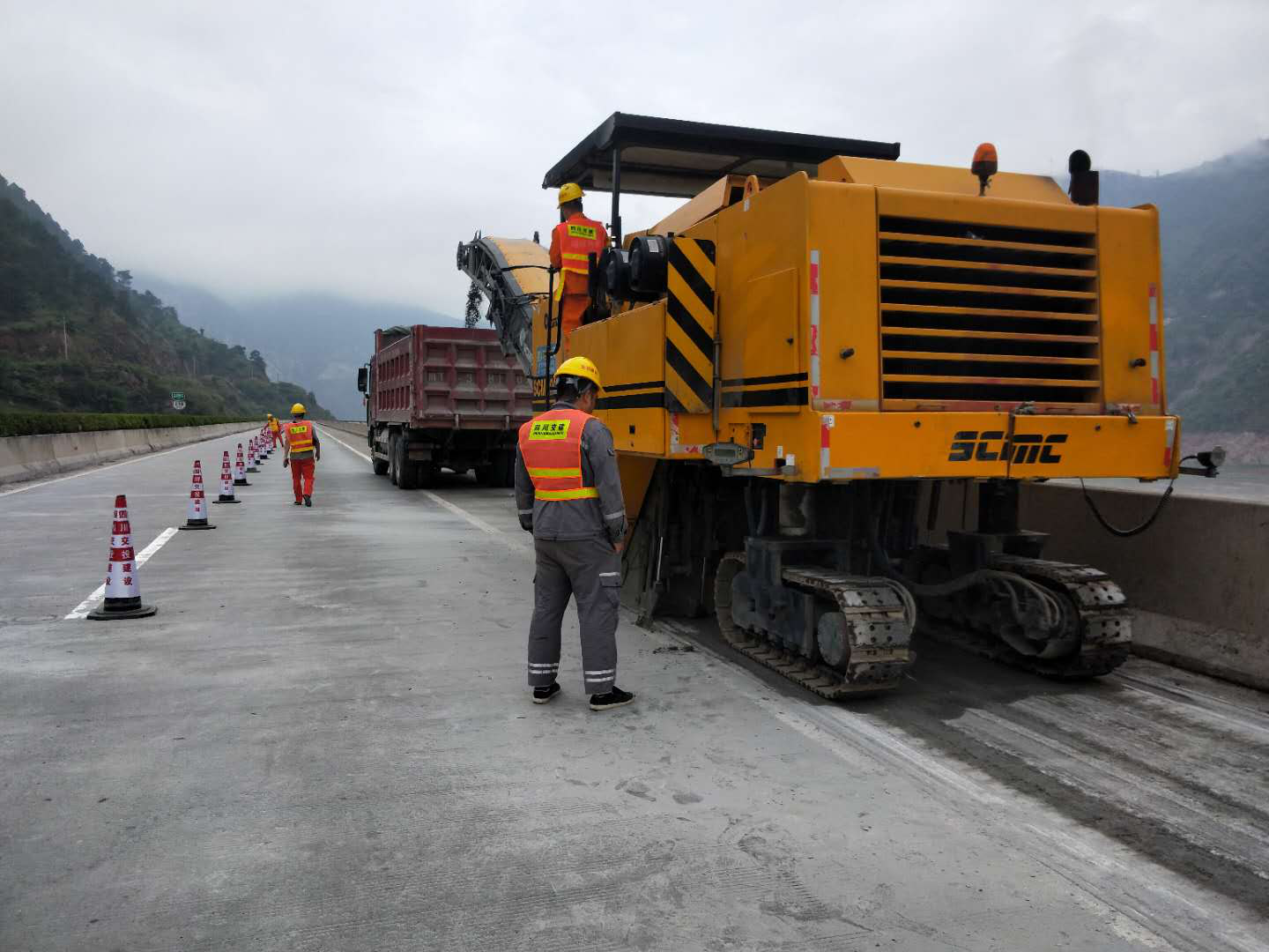 雅西高速公路觀音巖大渡河特大橋橋面超薄磨耗層改造工程進(jìn)場(chǎng)施工