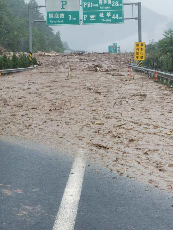 雅西高速栗子坪段突發(fā)泥石流，四川交投建設(shè)雷霆救援