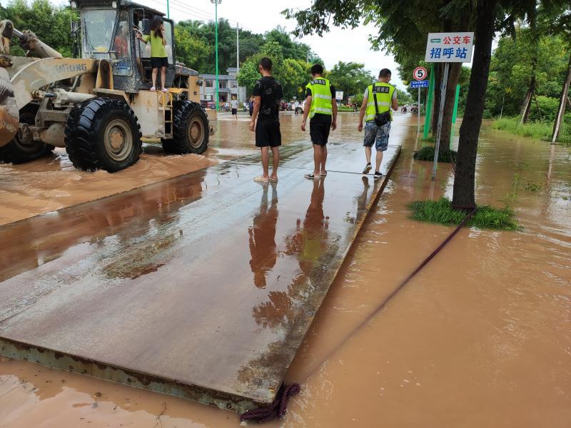 激流勇進(jìn)疏水系 多措并舉保平安  —四川交投建設(shè)成樂擴(kuò)容項(xiàng)目積極投身地方搶險(xiǎn)救援工作