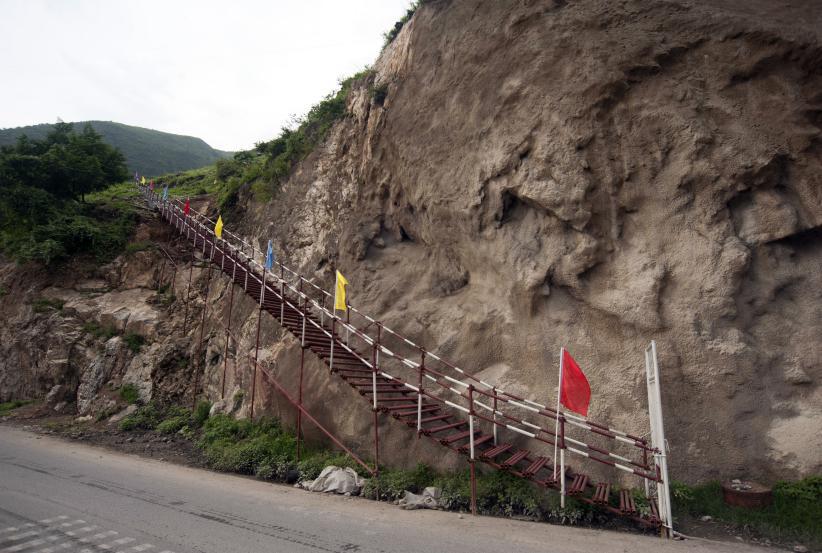 金沙江畔，懸崖峭壁之上架起一條靚麗的 人行棧道