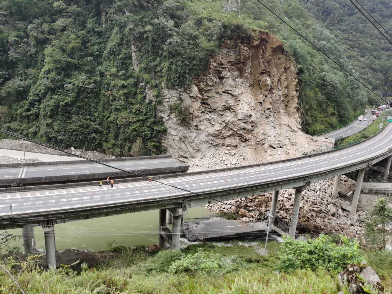 雅西高速山體滑坡交通中斷 四川交投建設(shè)公司搶險隊已赴現(xiàn)場