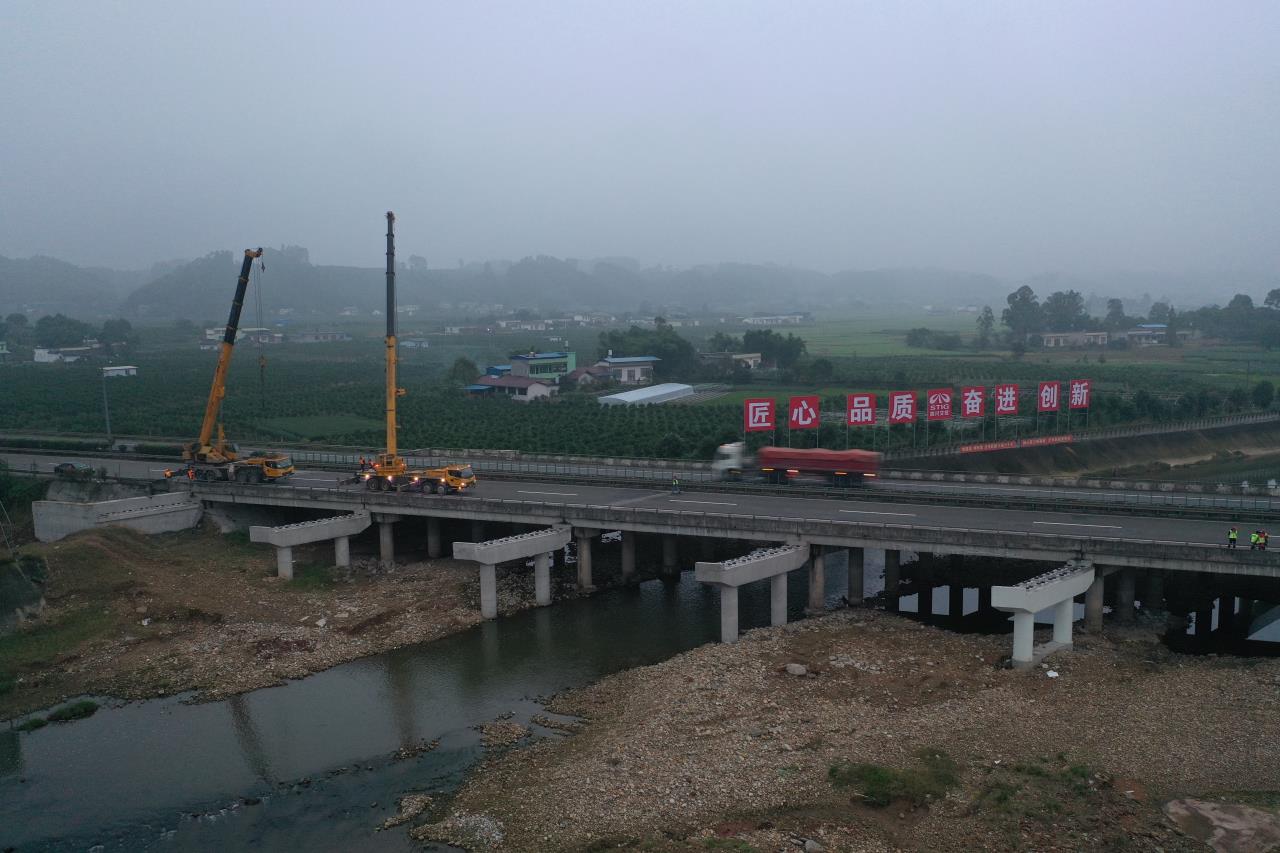 成樂擴(kuò)容建設(shè)金牛河大橋首跨梁板架設(shè)完成