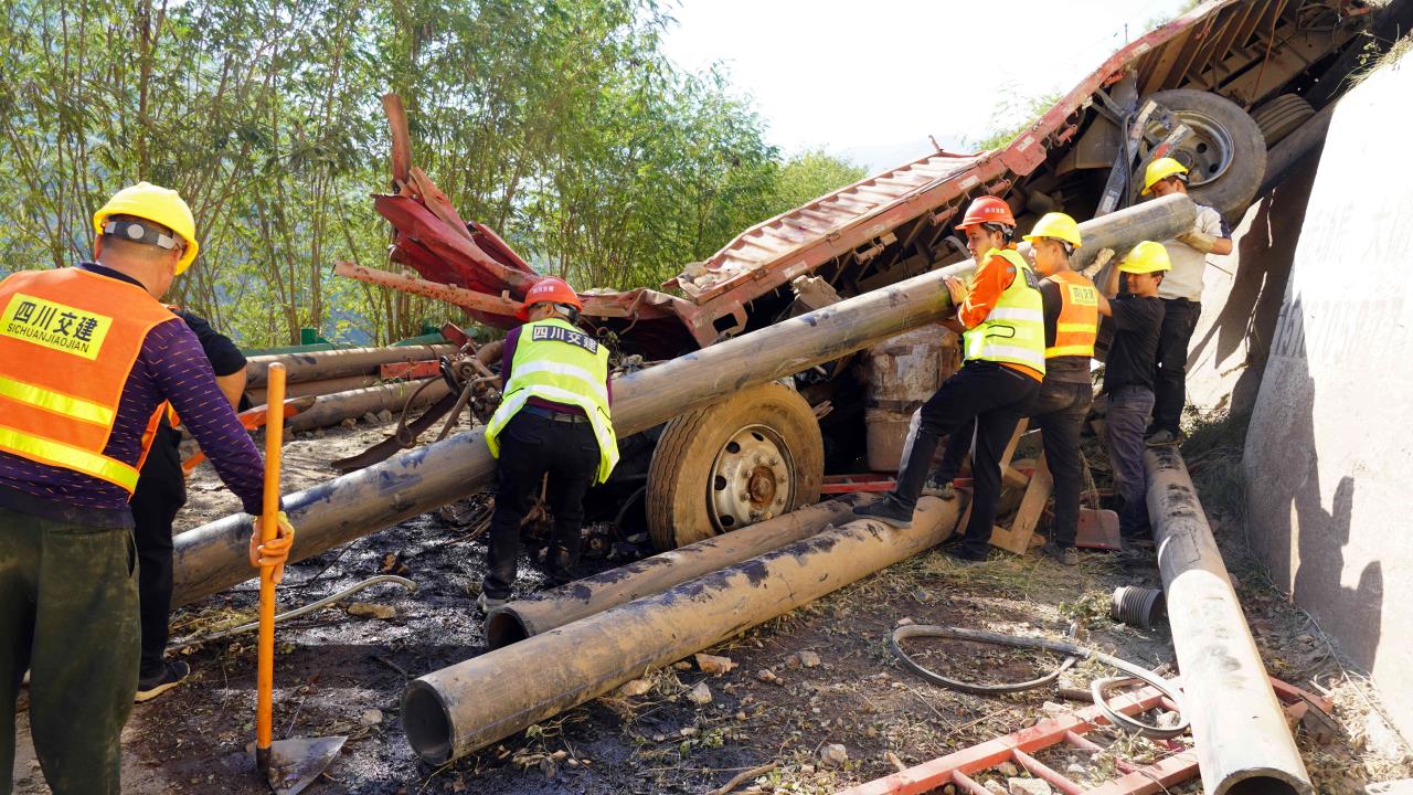 堅持黨建帶團建 弘揚國企擔當—宜金高速XJ24項目部參與地方道路搶險工作