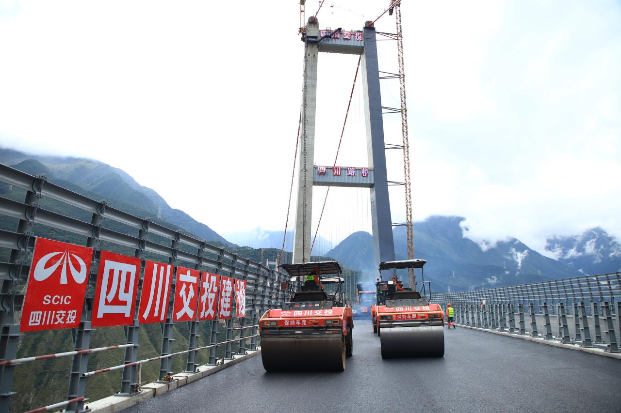 瀘定大渡河大橋路面鋪筑2.JPG