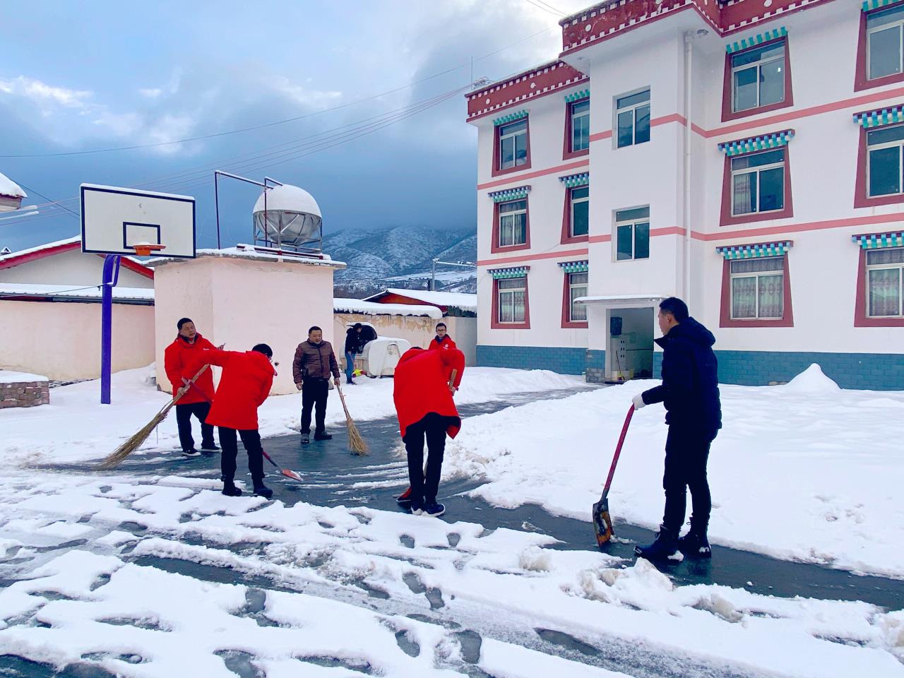 鏟除積雪.jpg