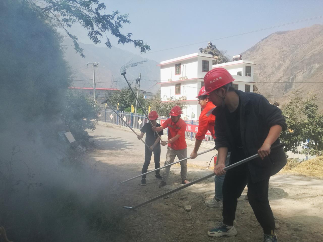 提升撲滅初始火情能力 增強員工消防意識——四川交投建設(shè)公司沿江XJ17項目部組織森林防火應(yīng)急演練