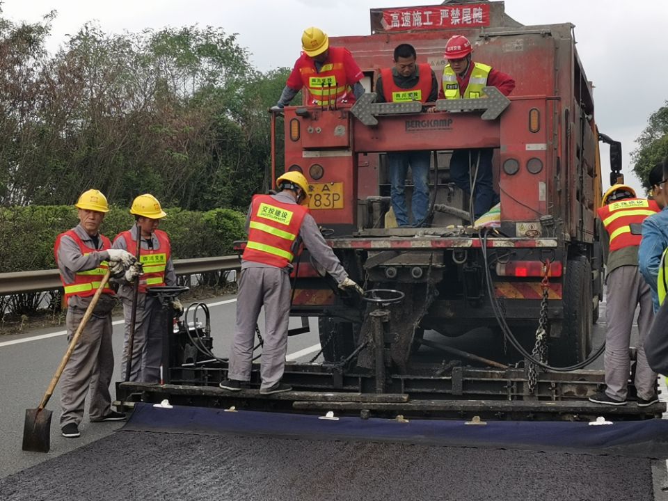 成南高速公路局部路段路面病害處治工程正式開工