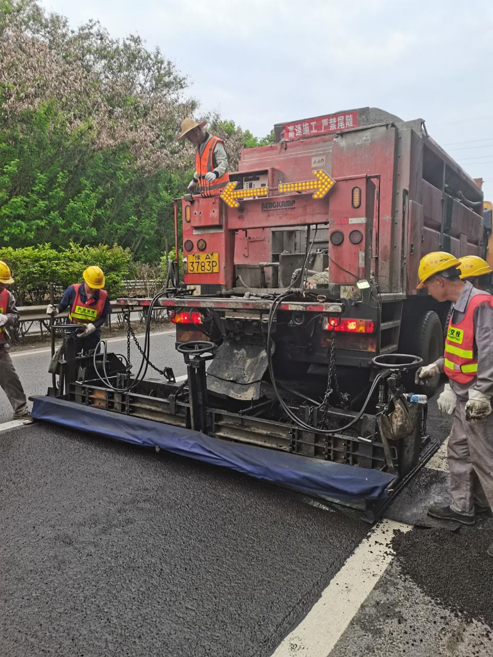 成南高速公路局部路段路面病害處治工程微表處加鋪完工