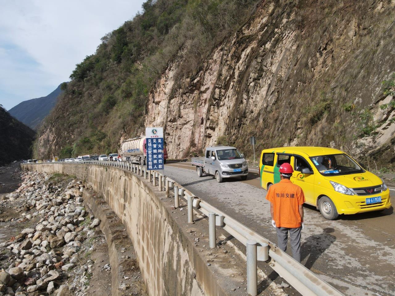 險(xiǎn)情突發(fā)  四川交建緊急搶通泥石流斷道