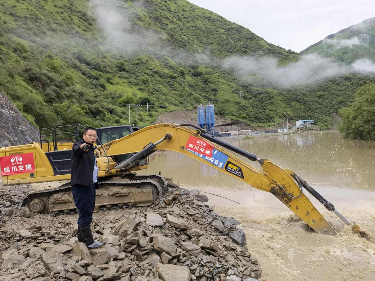 省道220突發(fā)泥石流 四川交建高原搶險(xiǎn)