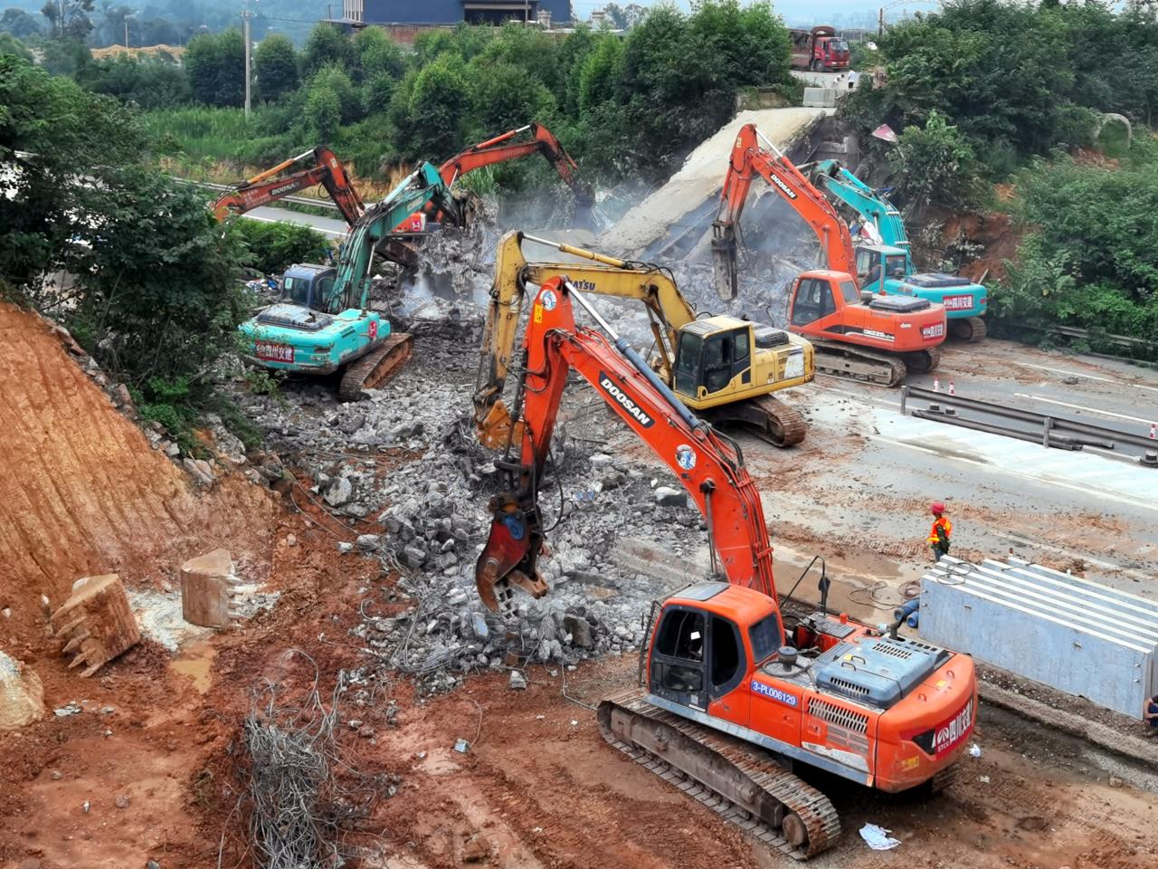 成樂高速擴(kuò)容建設(shè)項(xiàng)目第三批天橋拆除工作順利完成