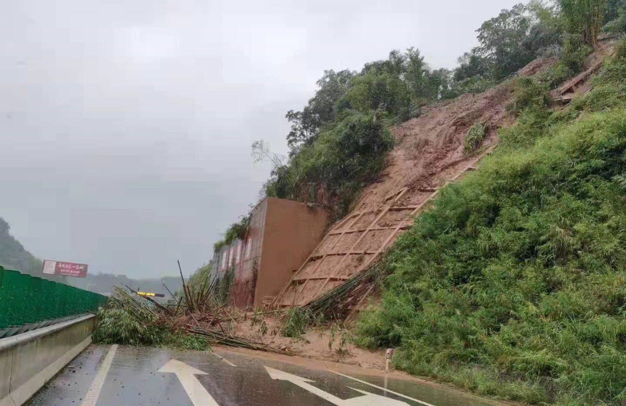 雅康高速山體滑坡道路中斷1.png