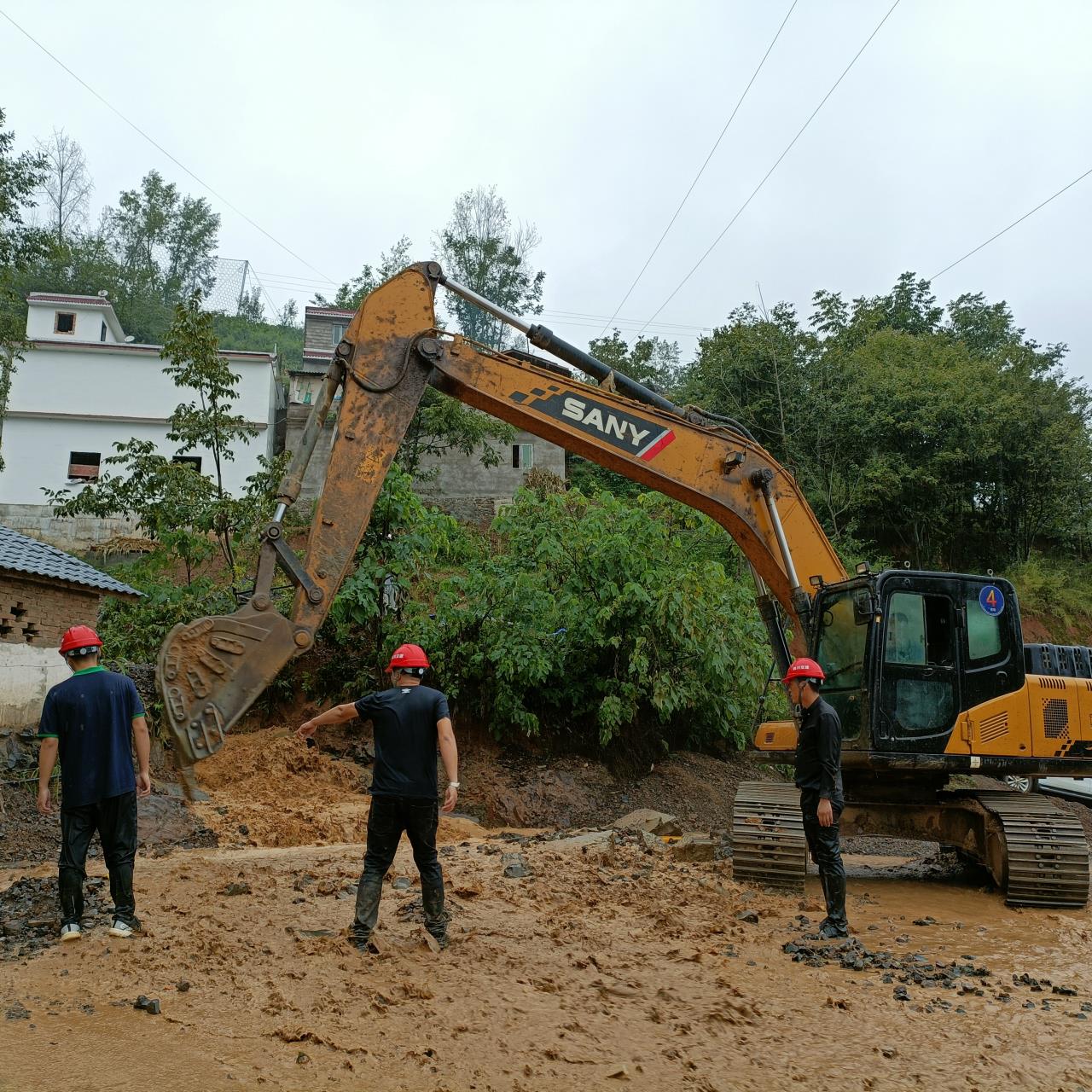 汶水鎮(zhèn)國(guó)道突發(fā)山洪 四川交建聞汛搶險(xiǎn)