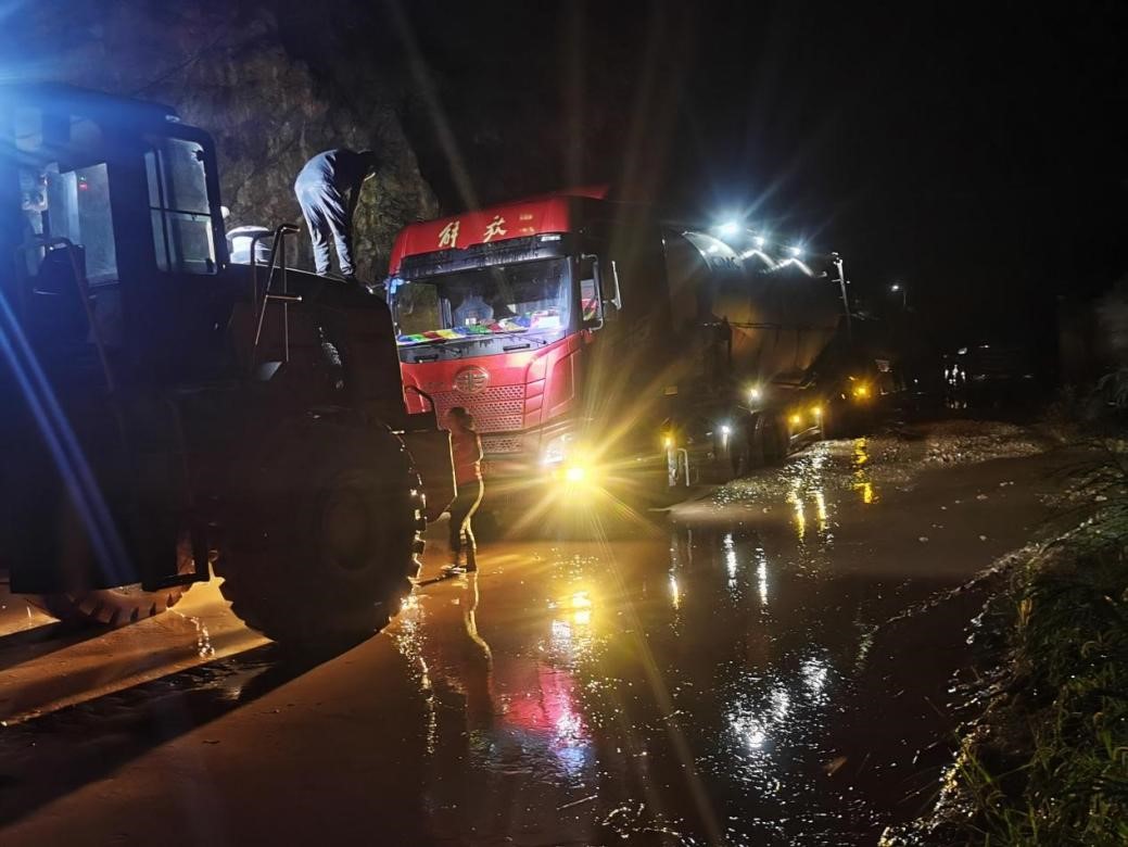 雨夜貨車被困353國(guó)道 橋梁工程分公司沿江高速XJ17項(xiàng)目部的搶險(xiǎn)隊(duì)伍現(xiàn)場(chǎng)救援