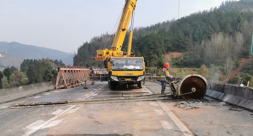 都汶高速登基溝大橋采用金剛石繩鋸靜力切割工藝