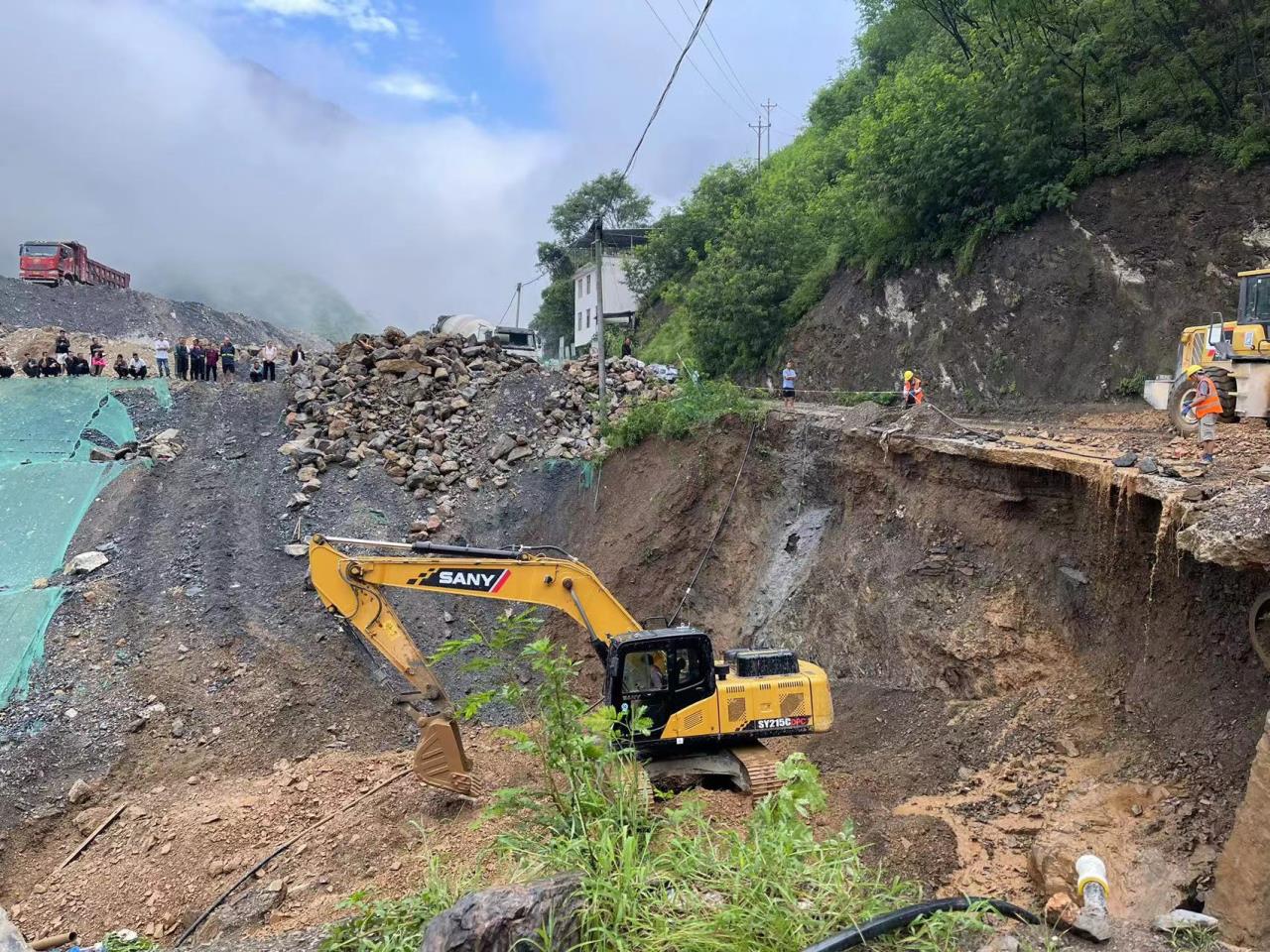 交建集團沿江高速服務(wù)地方幫助疏通鄉(xiāng)村道路