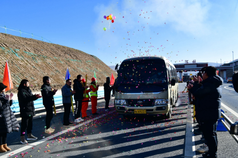 交建集團(tuán)高路建筑公司承建的G0615線久治(川青界) 至馬爾康段高速公路阿壩縣50公里房建工程阿壩收費站通車