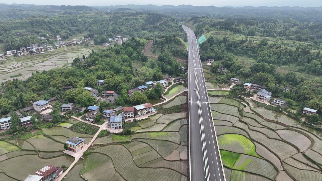 主線路面完工！川渝高速大通道開梁高速（四川境）通車在即