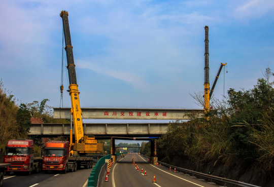 資陽(yáng)市城南大道成渝高速公路接口工程40mT梁吊裝成功