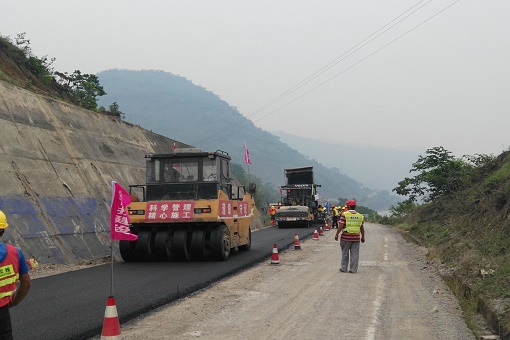 向家壩、溪洛渡項(xiàng)目屏山S307省道下面層試驗(yàn)路成功鋪筑