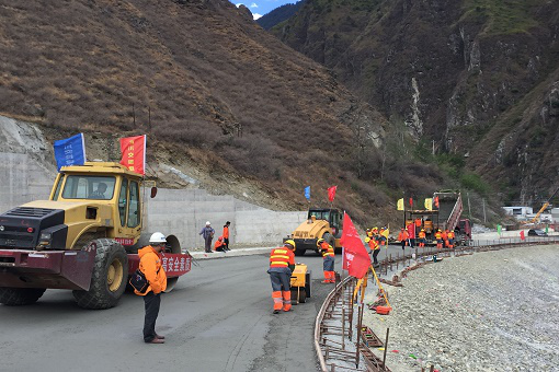 雅康高速LM3合同段順利完成墊層、底基層試驗(yàn)路鋪筑