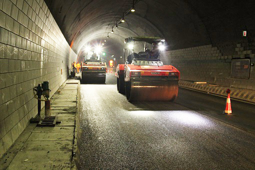 雅西高速泥巴山隧道左洞水泥砼路面改造工程正式開工