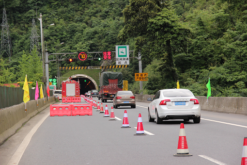 雅西高速公路泥巴山隧道水泥砼路面改造工程正式開(kāi)工